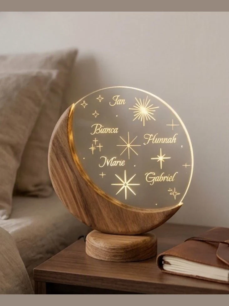 Personalisiertes LED-Nachtlicht „Mond“ aus Eichenholz