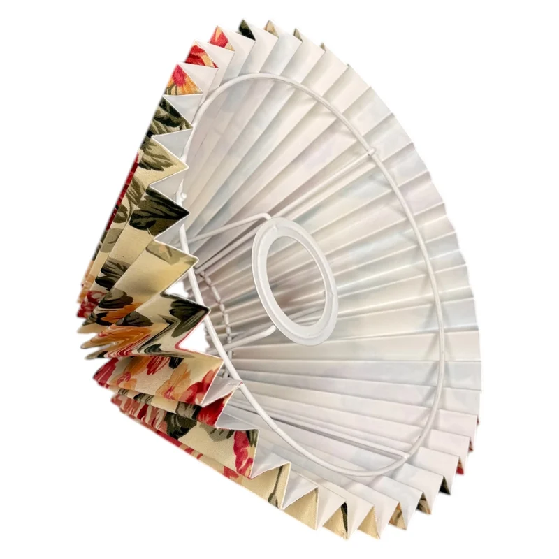 Lampenschirm Blumenmuster in Creme-Weiß – E27 plissierter Stoff, konisch, 20 cm