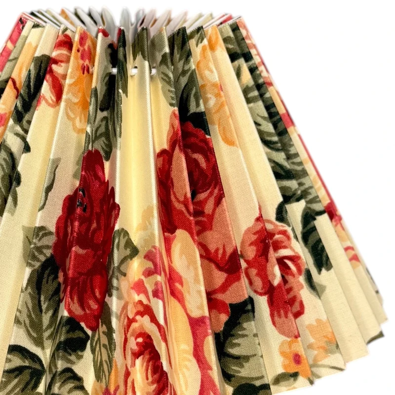 Lampenschirm Blumenmuster in Creme-Weiß – E27 plissierter Stoff, konisch, 20 cm