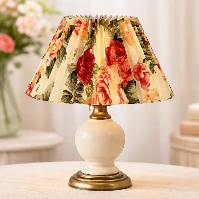 Lampenschirm Blumenmuster in Creme-Weiß – E27 plissierter Stoff, konisch, 20 cm