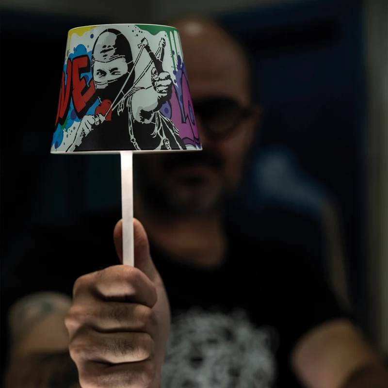 Poldina "Mr. Savethewall x Zafferano" lampada da tavolo
