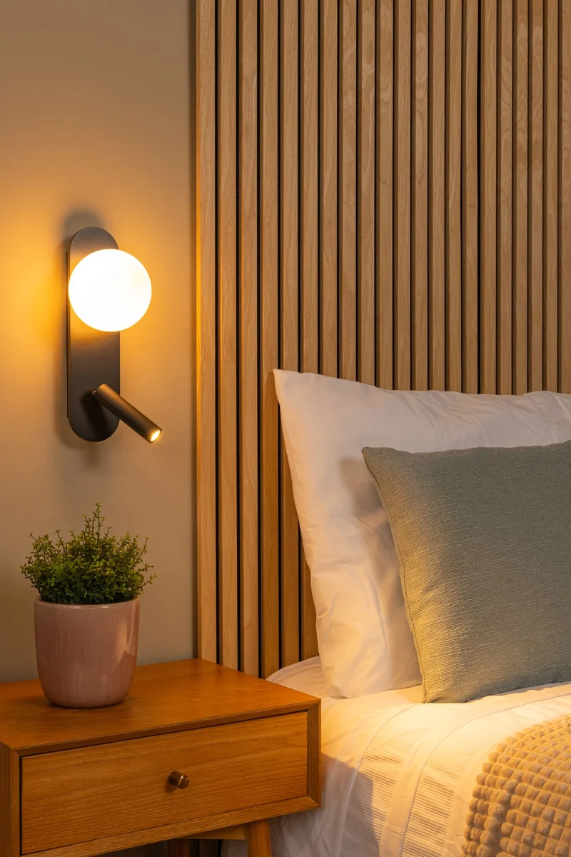LED-Bettleuchte Kelly drehbar mit Glasschirm und USB-Anschluss