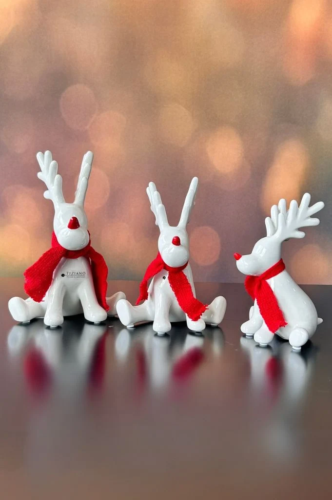 Deko Rentier Rudolph sitzend mit roter Nase+Schal