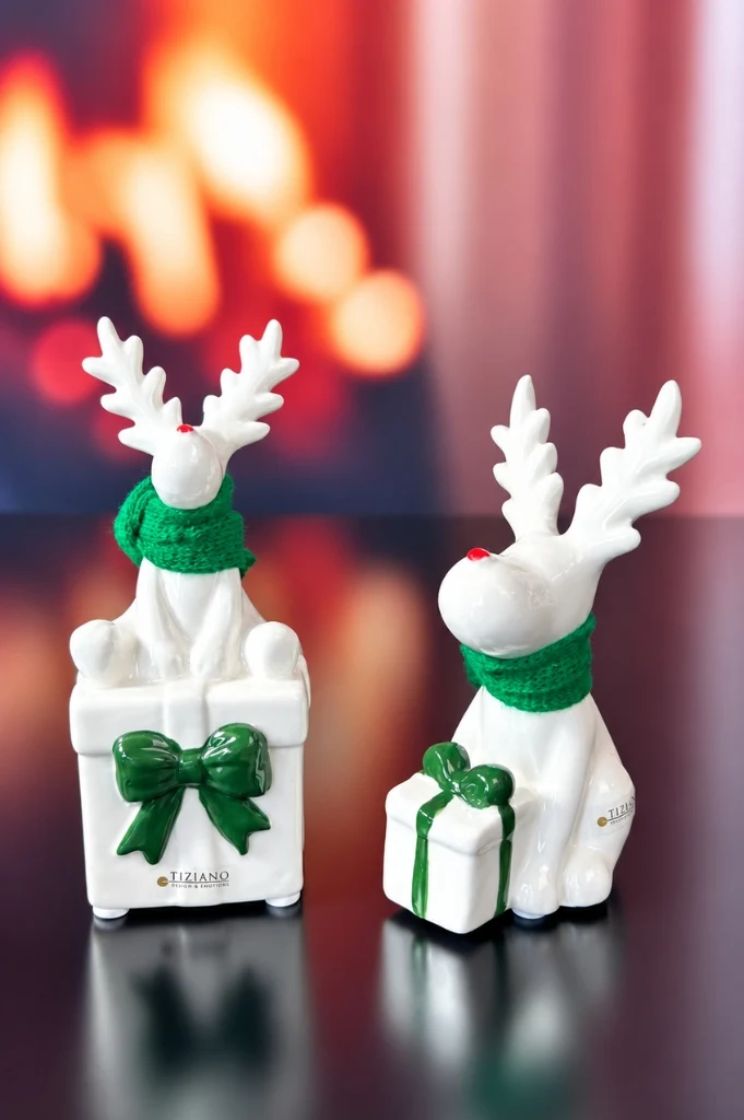 Deko Rentier Rudolph mit Geschenk grün in Geschenkbox
