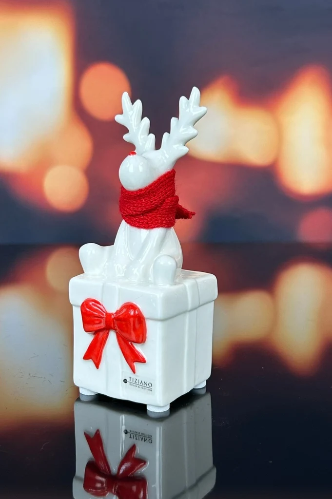 Deko Rentier Rudolph mit Geschenk rot im Geschenkkarton