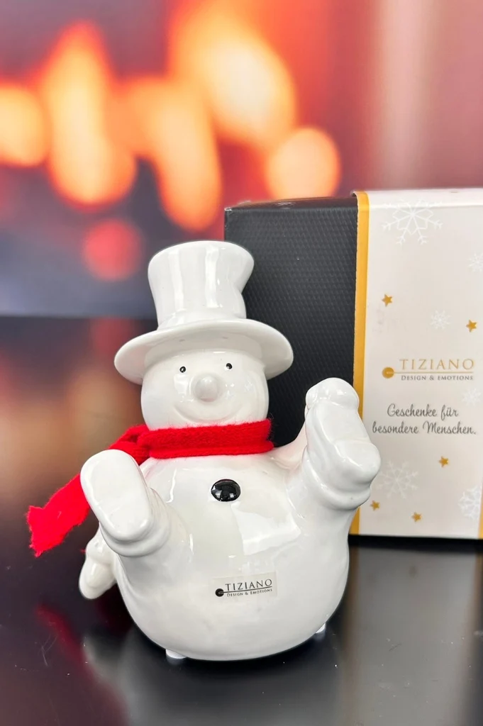 Deko Schneemann Carlo mit Schneeball in Geschenkbox