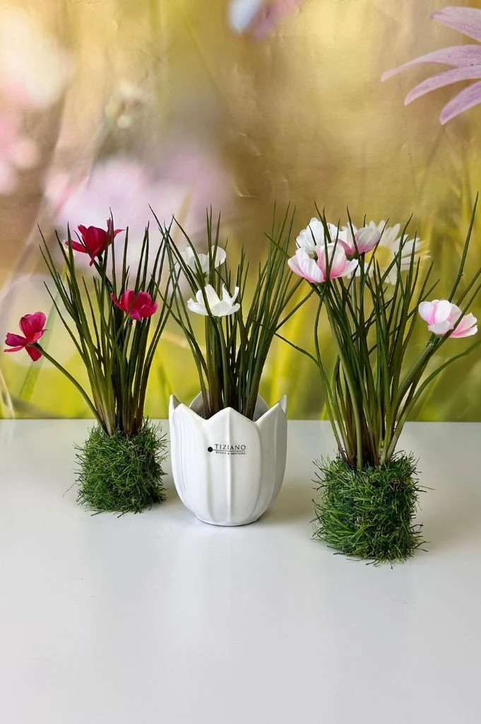 Deko Cosmea auf Grassockel farbig