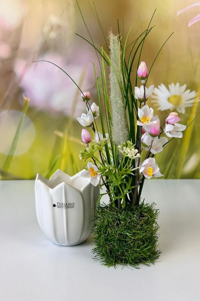 Deko Blumen farbig auf Grassockel