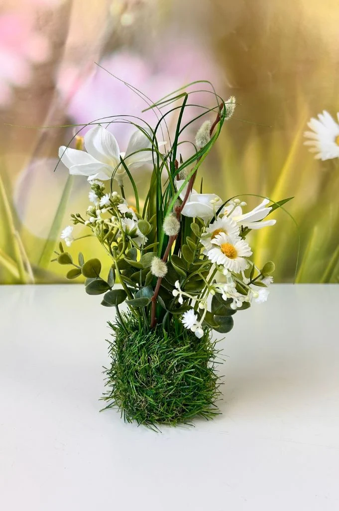 Deko Blumen farbig auf Grassockel