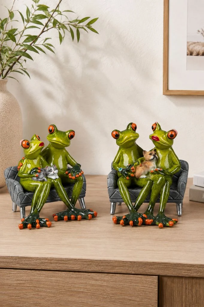Deko Frosch Fridolin auf Sofa hellgrün