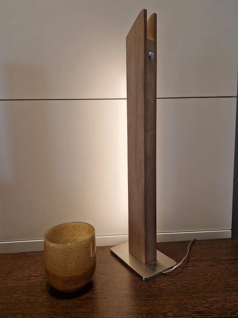 Brilliant Unique LED-Tischlampe – Holz dunkel, 12 W, 805 lm, stufenlos dimmbar