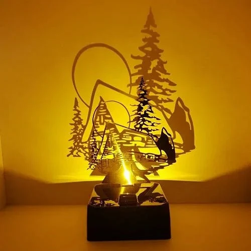 Sompex Shadow Winterlandschaft mit Hütte – LED-Schattenlampe mit Akku, dimmbar, 13 cm