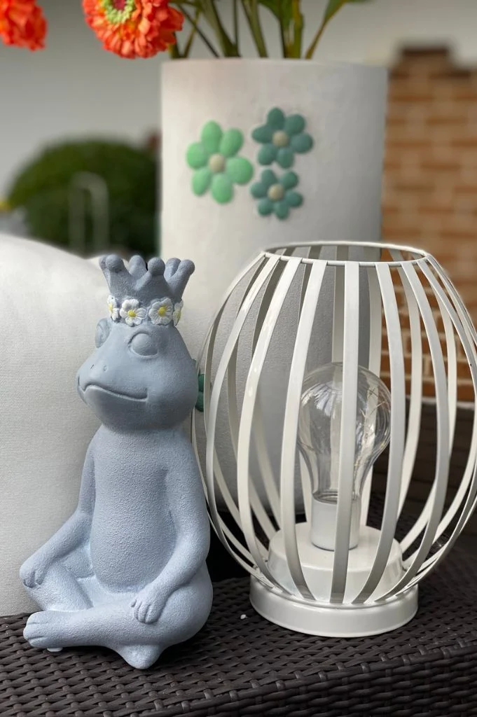 Frosch Paco sitzend grau
