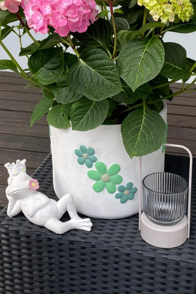 Frosch Paco liegend rustik mit Blume grün oder rosa