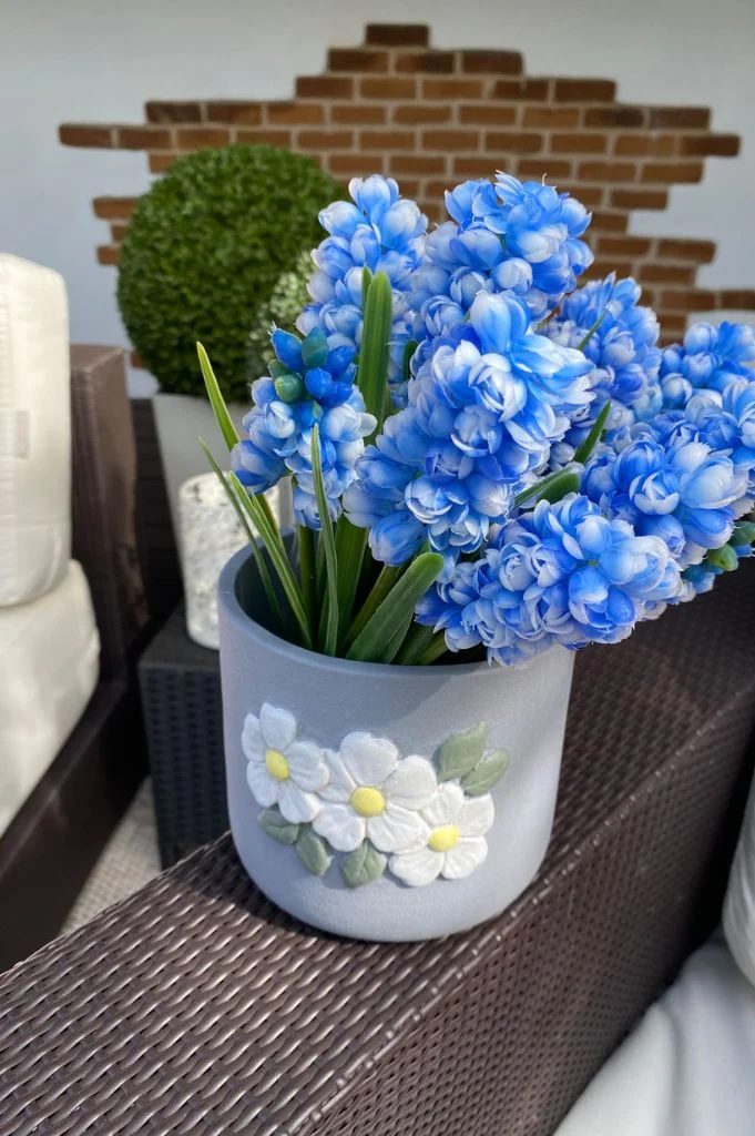 Kübel Spello grau mit weißen Blumen