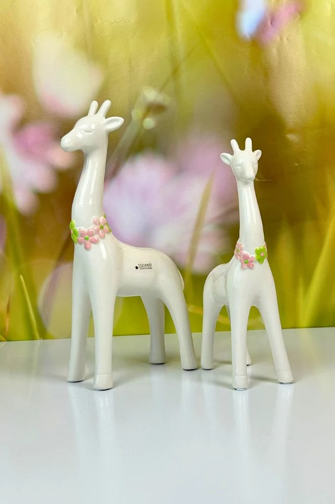 Deko Giraffe Giulia mit Blütenkranz rosa-grün