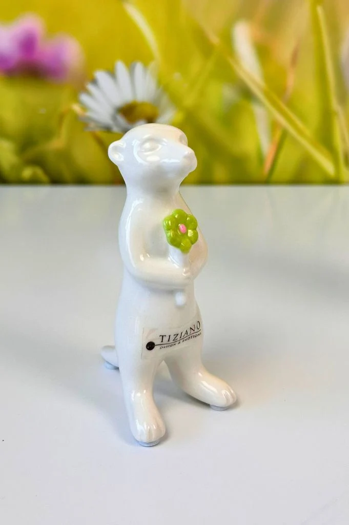 Deko Erdmännchen Oskar mit Blume in 3 Farben