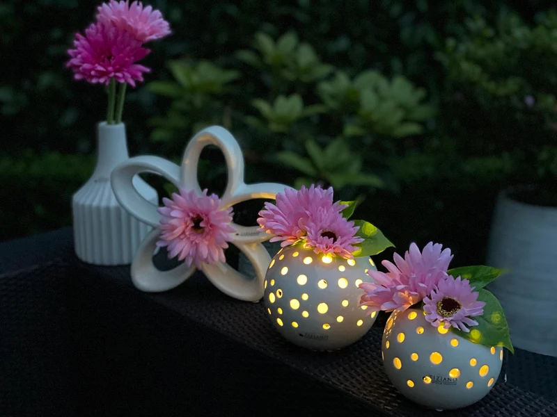 Lichtkugel Padova LED mit Gerbera rosa dekoriert