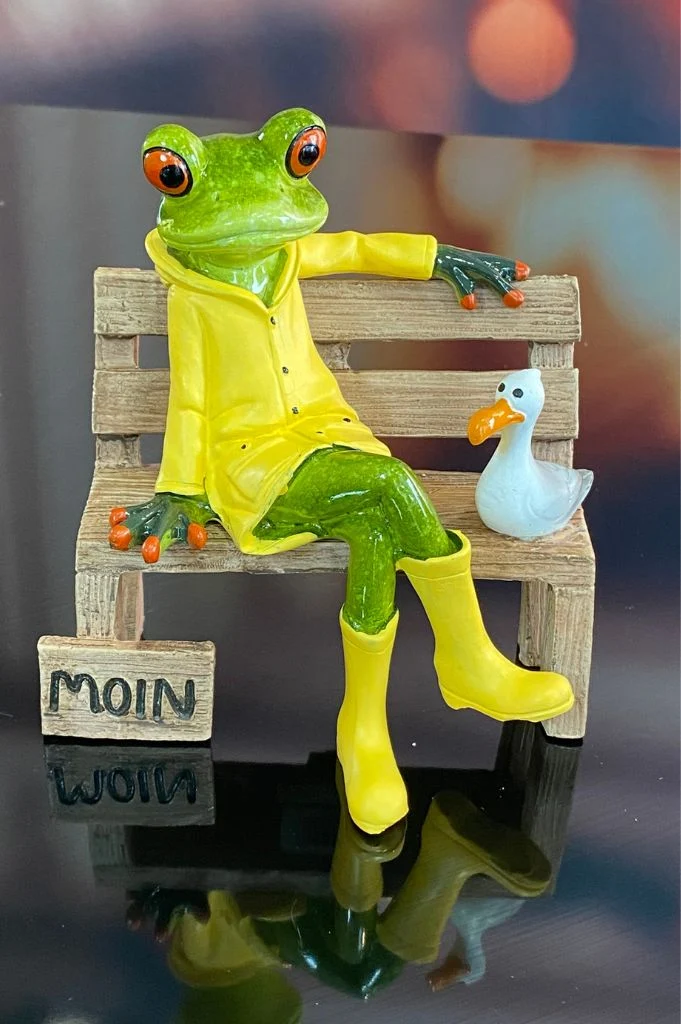 Deko Frosch Fridolin "Moin" sitzend auf Bank