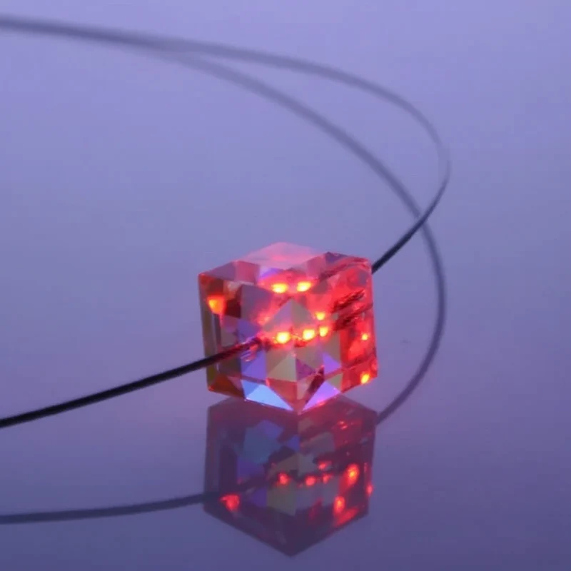 Leuchtende Halskette LED Kristall Cube rot mit Swarovski® Elements
