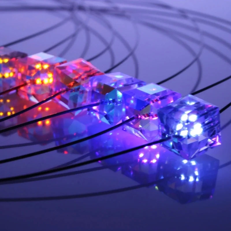 Leuchtende Halskette LED Kristall Cube rot mit Swarovski® Elements