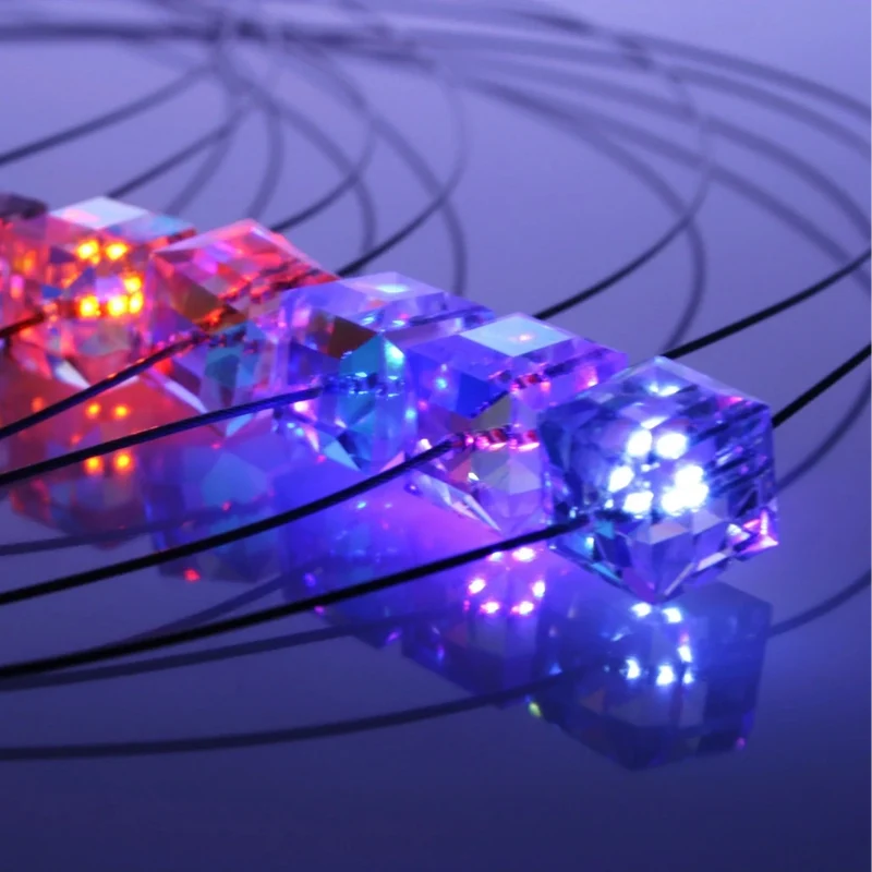 Leuchtende Halskette LED Kristall Cube pink mit Swarovski®- Elements