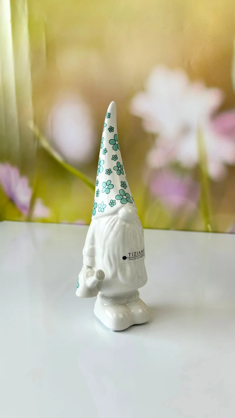 Zwerg Geraldo mit Mütze in Blumenmuster grün