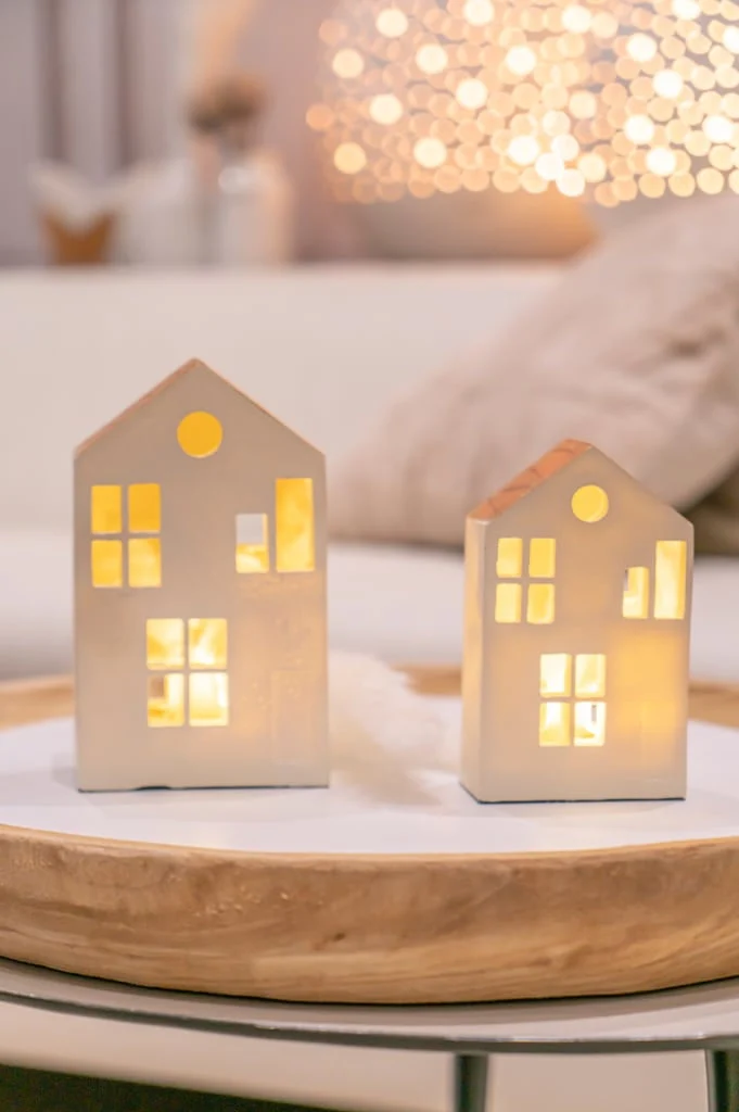 Haus Bilbury LED creme-weiß/Holz-Decal