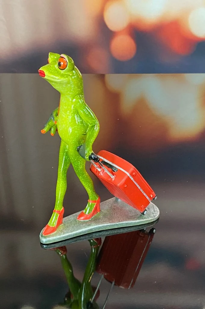 Deko Frosch Lady hellgrün mit Koffer
