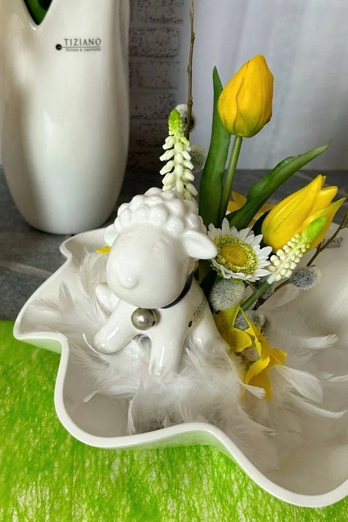Deko Lamm Tonja mit Glocke creme-weiß