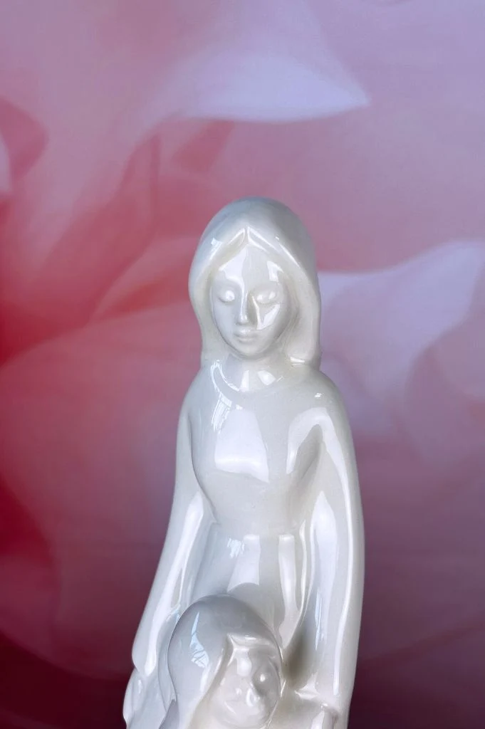 Figur Aurela mit Kind creme-weiß