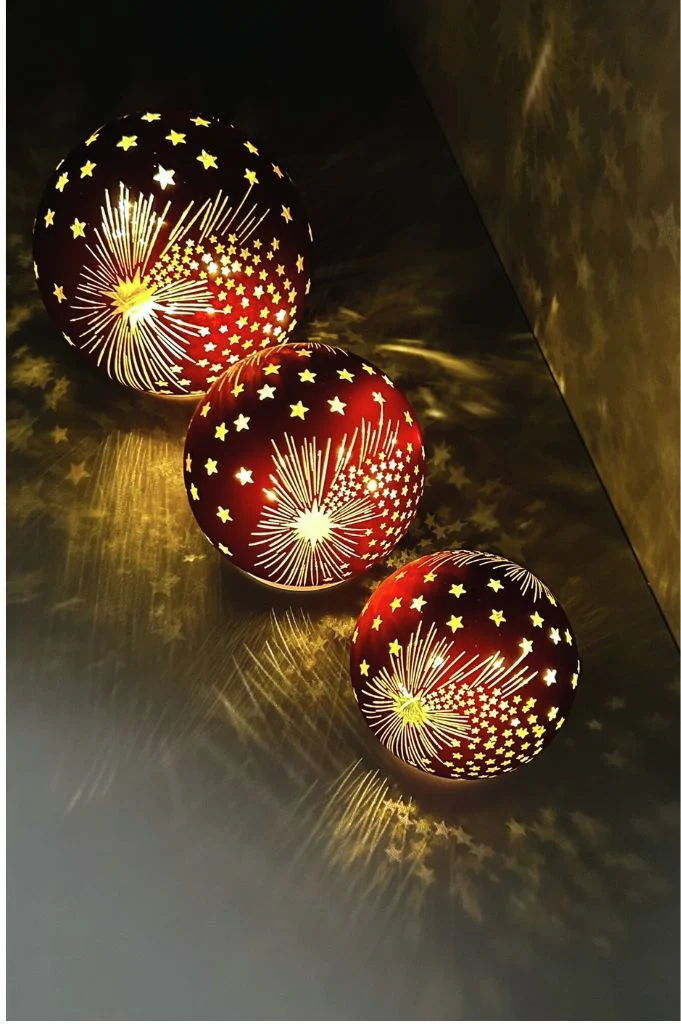 Glaskugel Spirit LED rot mit Sternen