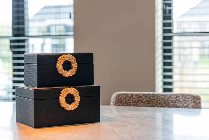 Aufbewahrungsbox Amal black/gold in PU-Leder – Richmond Interiors