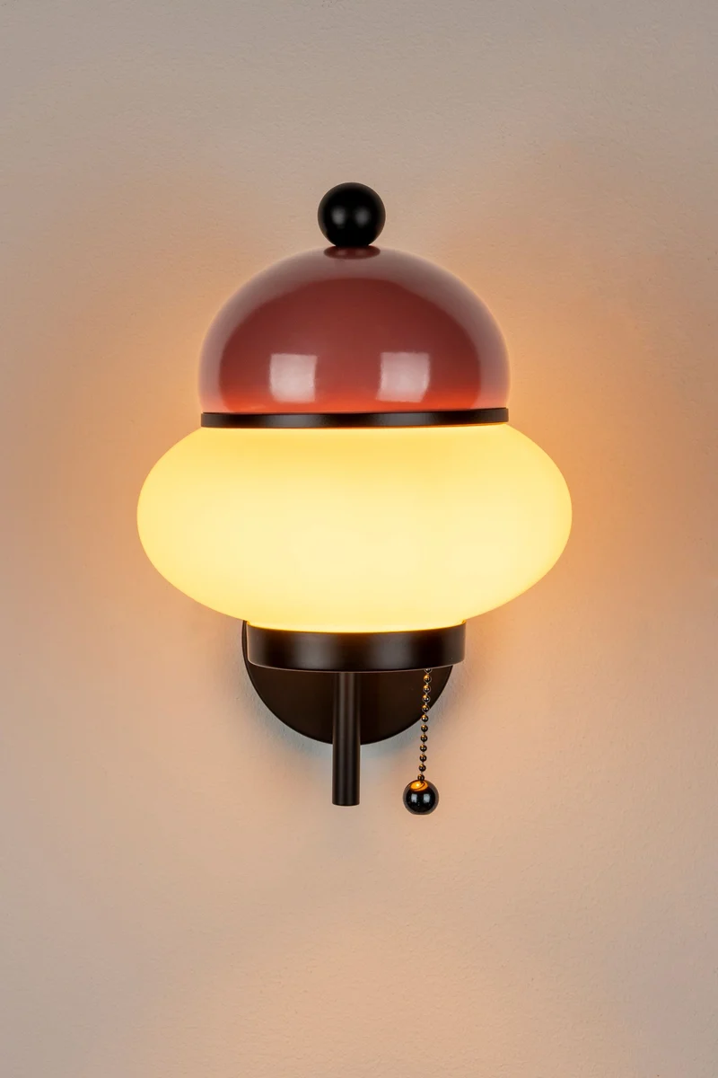 Wandlampe Bumble Rot mit Milchglas-Schirm und E27-Fassung von Zuiver
