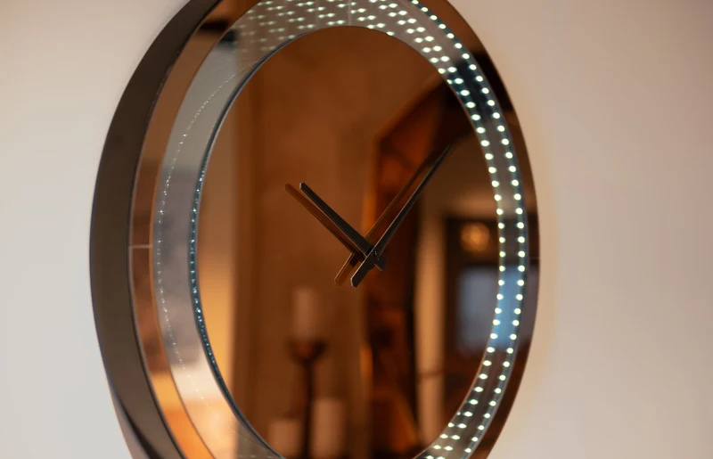 Wandlampe Julia braun – LED-Wanduhr mit Infinity-Spiegeleffekt