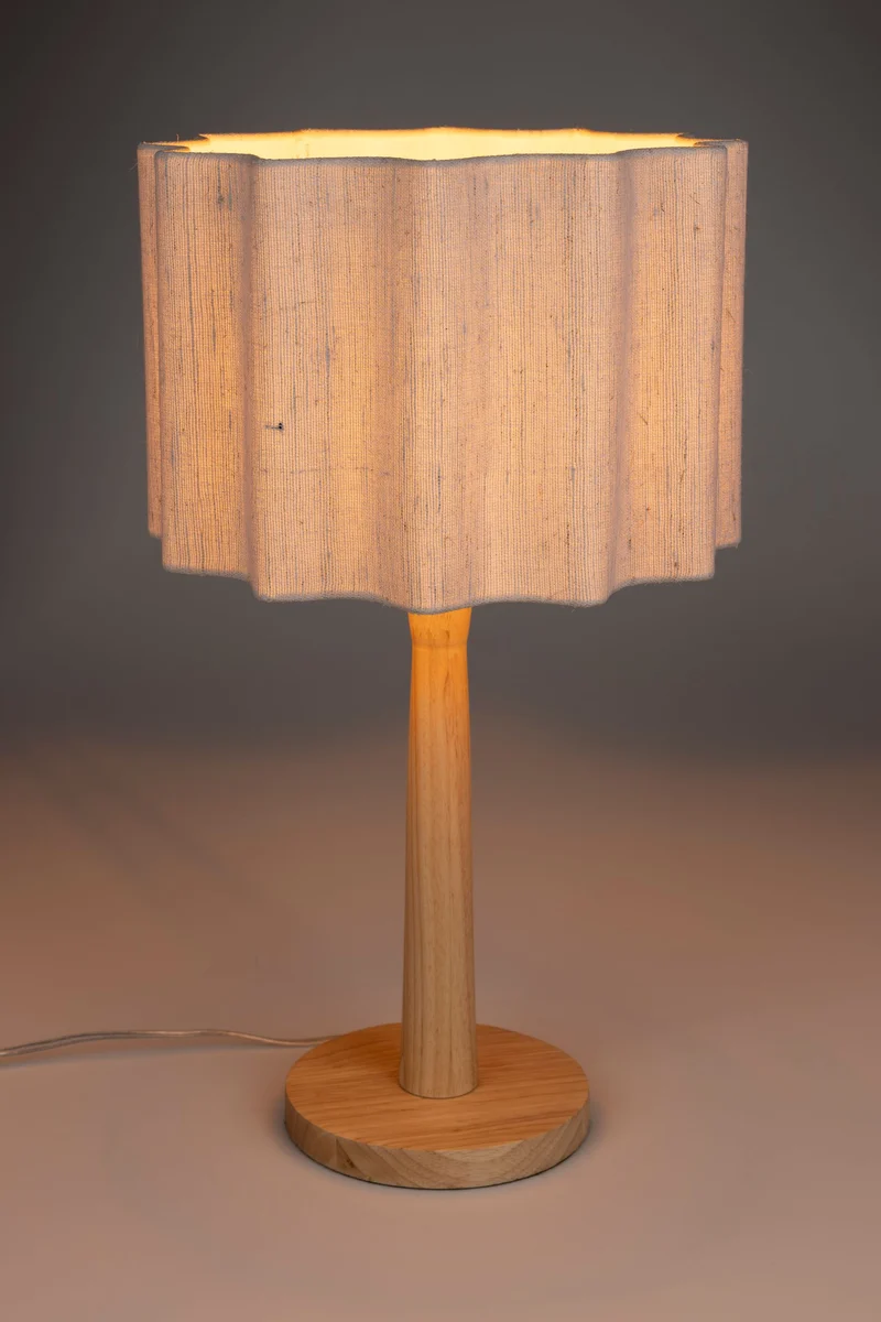 Tischlampe Scallop Dutchbone mit Jute-Lampenschirm und Holzfuß