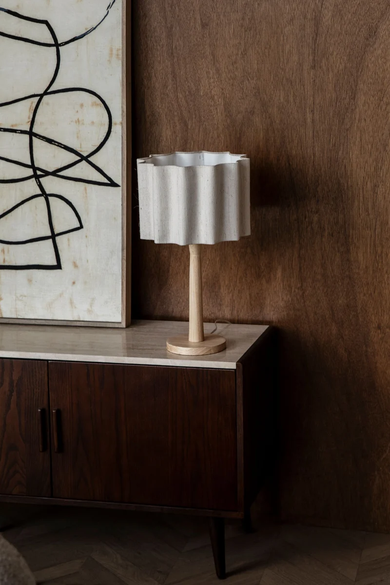 Tischlampe Scallop Dutchbone mit Jute-Lampenschirm und Holzfuß