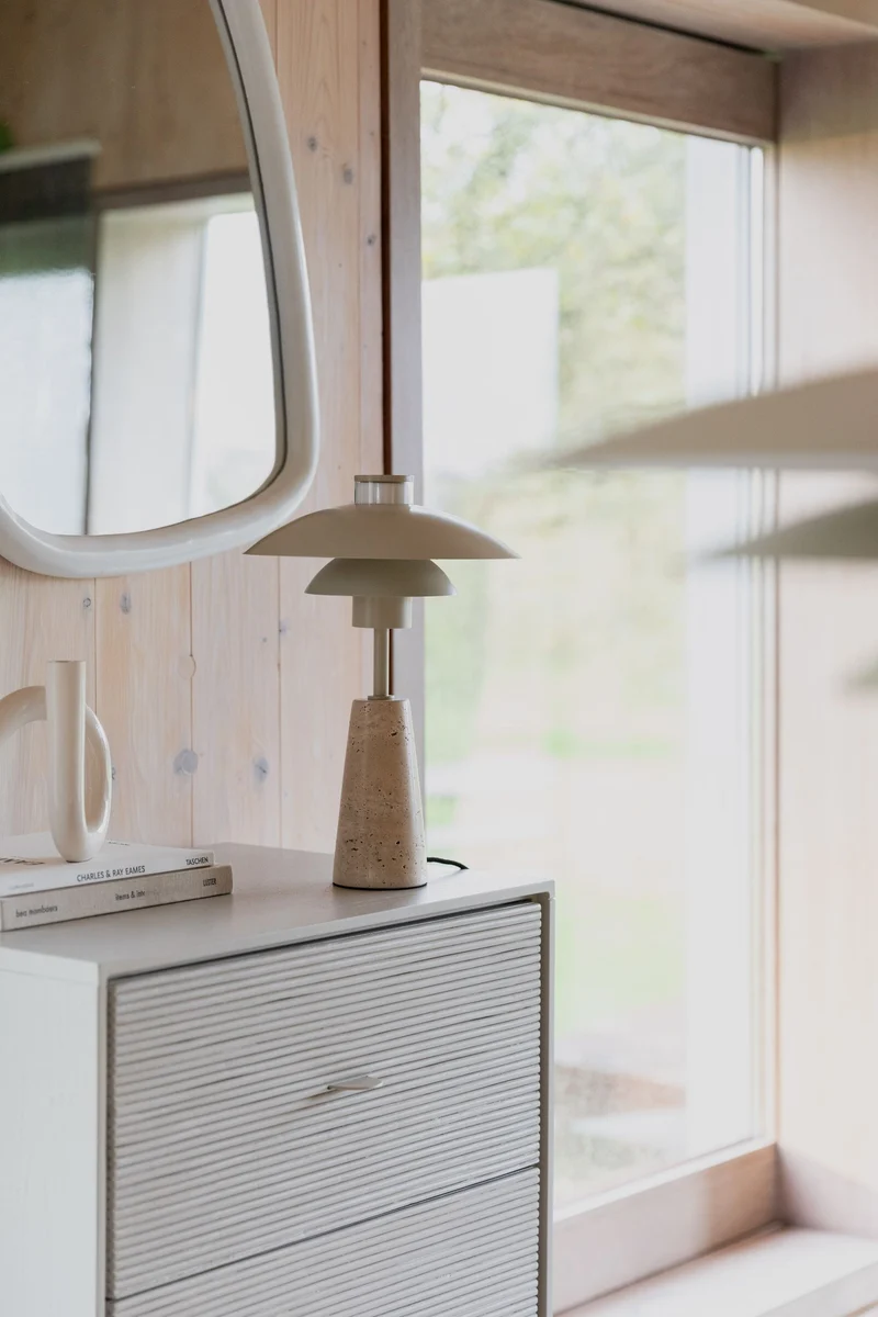 Tischlampe Cole aus Travertin in Beige von Zuiver mit E27-Fassung