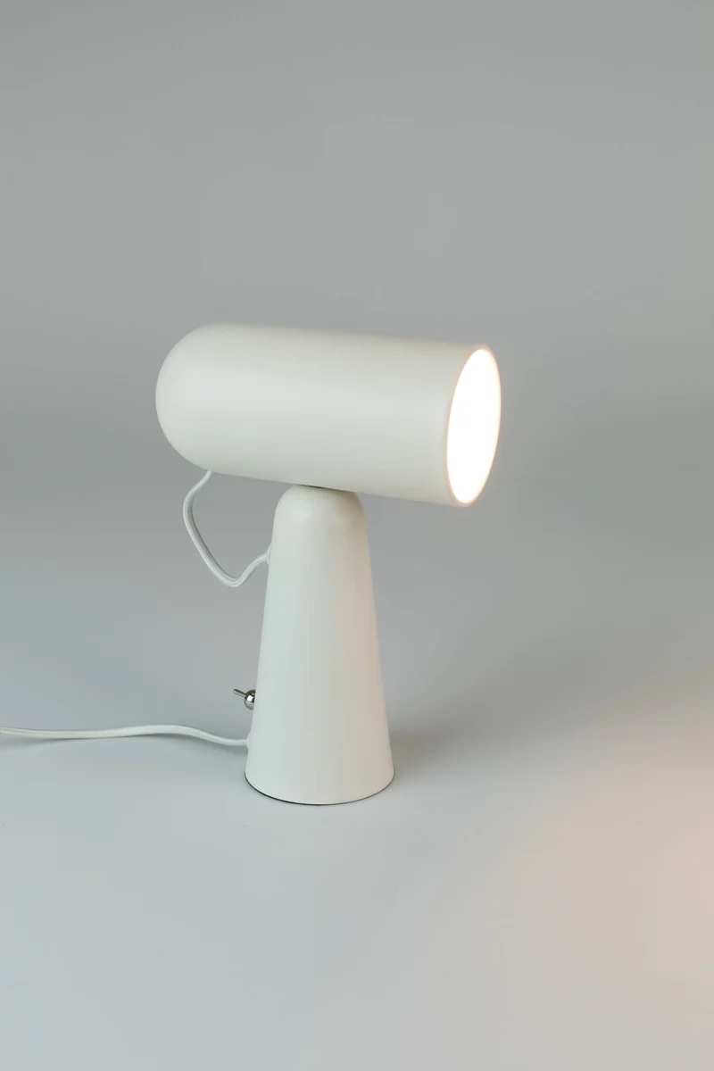 Schreibtischlampe Vesper in Weiß mit drehbarem Magnet-Lampenschirm
