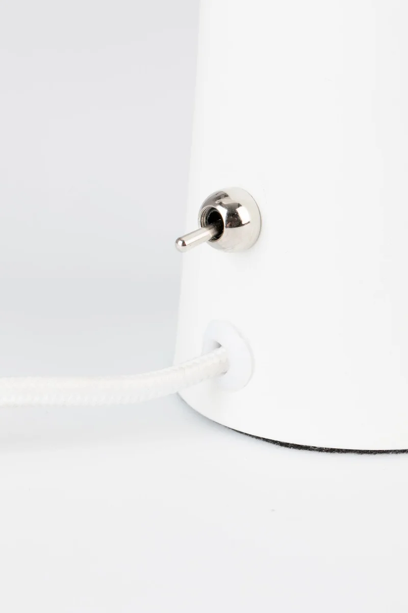 Schreibtischlampe Vesper in Weiß mit drehbarem Magnet-Lampenschirm