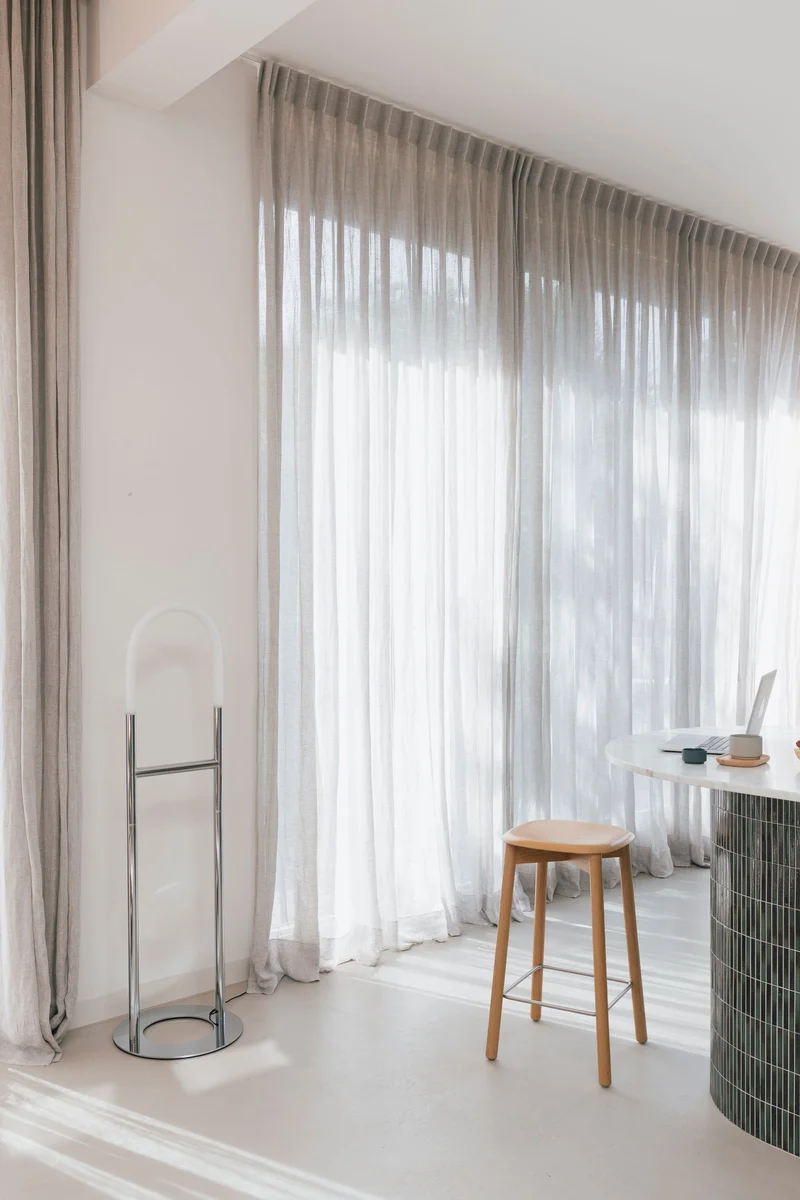 Stehlampe Arch Chrome mit Metallfuß und römischem Bogendesign