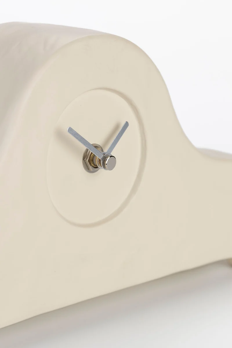 Uhr Grandma von Zuiver, Keramik-Wanduhr in Beige mit silbernen Zeigern