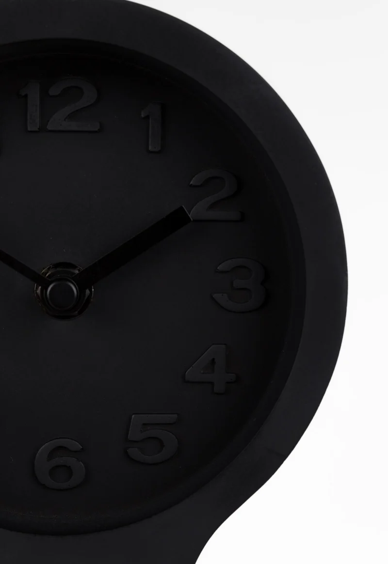 Wanduhr Pendulum Time aus Beton, Schwarz mit Retro-Design von Zuiver