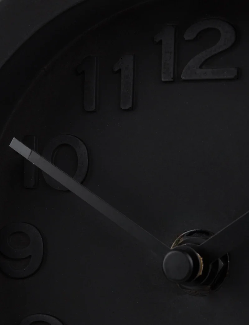 Wanduhr Pendulum Time aus Beton, Schwarz mit Retro-Design von Zuiver