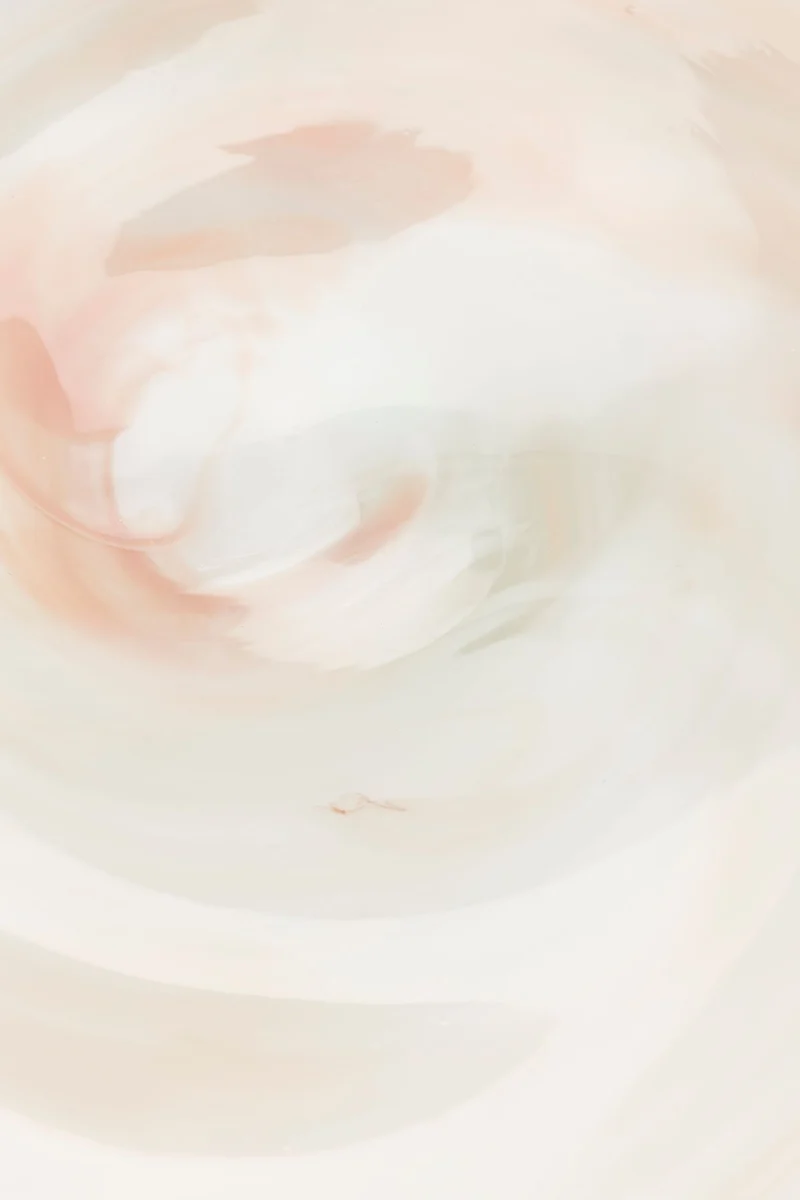 Tablett Maria von Zuiver aus Glas, Off-White mit Blush-Effekt