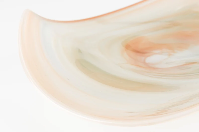 Tablett Maria von Zuiver aus Glas, Off-White mit Blush-Effekt