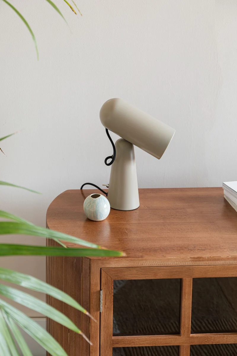 Schreibtischlampe Vesper Beige mit drehbarem Metall-Lampenschirm