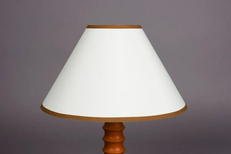 Tischlampe Horace aus Eichenholz mit Leinenschirm, E27-Fassung