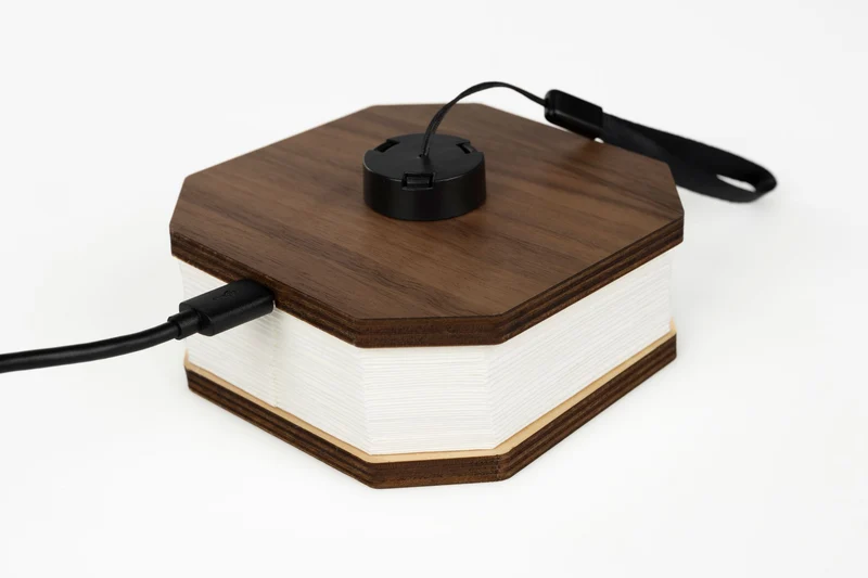 Tischlampe Cake im Achteck-Design aus Nussbaumfurnier von Zuiver