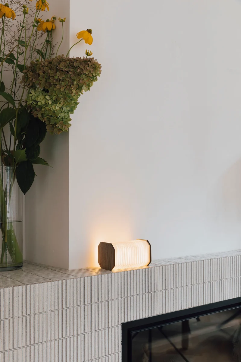 Tischlampe Cake im Achteck-Design aus Nussbaumfurnier von Zuiver